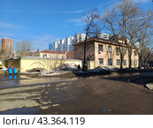 Двухэтажное административно-офисное здание, построено немецкими военнопленными в 1949 году. Нижняя Первомайская улица, 49/11. Район Восточное Измайлово. Москва (2024 год). Редакционное фото, фотограф lana1501 / Фотобанк Лори