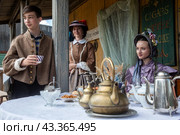 Реконструкторы на площадке XII Московского исторического фестиваля "Времена и эпохи" в кинопарке "Москино" c локацией, посвященной временам Дикого Запада и золотой лихорадки, в городе Москве, Россия (2024 год). Редакционное фото, фотограф Николай Винокуров / Фотобанк Лори