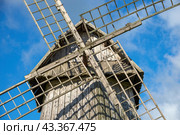 Фрагмент старой ветряной мельницы. Михайловское, Пушкинские Горы. Псковская область (2024 год). Редакционное фото, фотограф Анна Карасева / Фотобанк Лори