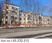 Трёхэтажный четырёхподъездный кирпичный жилой дом (построен в 1950 году). 1-я Парковая улица, 1/51. Район Измайлово. Город Москва (2024 год). Стоковое фото, фотограф lana1501 / Фотобанк Лори