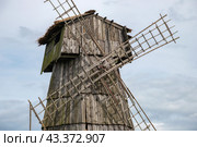 Фрагмент деревянной ветряной мельницы. Псковская область (2024 год). Стоковое фото, фотограф Анна Карасева / Фотобанк Лори