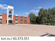 Символ электрона над национальным исследовательским университетом (МИЭТ) в городе Зеленограде (2024 год). Редакционное фото, фотограф Сергей Никифоров-Гордеев / Фотобанк Лори