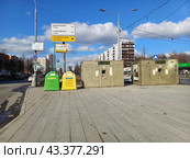 Контейнеры для раздельного сбора мусора. Уличные общественные туалеты. Уральская улица. Москва (2024 год). Редакционное фото, фотограф lana1501 / Фотобанк Лори