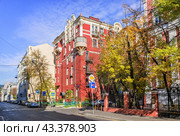 Трехпрудный переулок, дом 8, резной балкон, Москва (2021 год). Стоковое фото, фотограф Baturina Yuliya / Фотобанк Лори