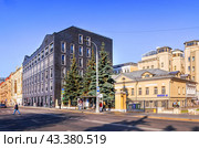 Улица Большая Полянка, дома, офисы, серый дом, усадьба Нащокиных, Москва (2023 год). Стоковое фото, фотограф Baturina Yuliya / Фотобанк Лори