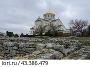 Свято-Владимирский собор в Херсонесе, Севастополь, Крым. Вид на большой каменный православный храм на территории древнего города Херсонес. Достопримечательность Крымского полуострова. Стоковое фото, фотограф Андрей Степанов / Фотобанк Лори