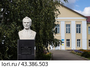 Памятник космонавту Герману Титову, село Целинное, Алтайский край, Россия. Текст на постаменте «Титов Герман Степанович (11.09.1935 – 20.09.2000). Второй космонавт планеты. 12.04.1967 пионерской дружине Целинной средней школы присвоено звание Г. С. Титова». (2023 год). Редакционное фото, фотограф Андрей Степанов / Фотобанк Лори