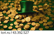 Vibrant green top hat resting triumphantly atop gleaming mountain of golden coins, promising whimsical gateway to untold riches. Стоковое AI-видео, аниматор Данила Большаков / Фотобанк Лори