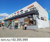 Торговый комплекс. 9-я Парковая улица, 68, корпус 4. Район Северное Измайлово. Город Москва (2024 год). Редакционное фото, фотограф lana1501 / Фотобанк Лори