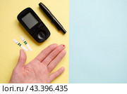 Экспресс тест для измерения уровня глюкозы в крови. Анализ крови на сахар в домашних условиях. Стоковое фото, фотограф Дорощенко Элла / Фотобанк Лори