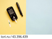 Экспресс тест для измерения уровня глюкозы в крови. Анализ крови на сахар в домашних условиях. Стоковое фото, фотограф Дорощенко Элла / Фотобанк Лори