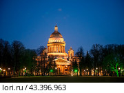 Исаа́киевский собо́р при вечернем освещении. Санкт-Петербург (2024 год). Стоковое фото, фотограф Оксана / Фотобанк Лори