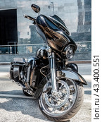 Harley davidson flhxse motorbike in black color. American motorcycle bagger cruiser parked on city street (2024 год). Редакционное фото, фотограф Константин Григорьев / Фотобанк Лори