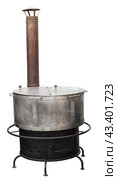 Старая походно-полевая кухня на белом фоне. An old camping and field kitchen on a white background.. Стоковое фото, фотограф Татьяна Д / Фотобанк Лори