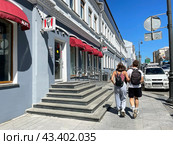 Ресторан общественного кафе питания KFC на Алеутской улице во Владивостоке. В начале 20 века - доходный дом П.С.Цоя. Редакционное фото, фотограф Овчинникова Ирина / Фотобанк Лори