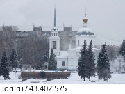 Город Тверь, Тверская область, Россия. Красивый зимний городской пейзаж. Вид на Воскресенскую церковь (Церковь Воскресения Христова) и памятник Афанасию Никитину на набережной реки Волги. Достопримечательности Твери. Холодная морозная погода. Снег на земле и на крыше храма. Стоковое фото, фотограф Андрей Степанов / Фотобанк Лори
