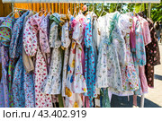 Распродажа детских летних платьев на уличном рынке. Стоковое фото, фотограф Александр Бушков / Фотобанк Лори
