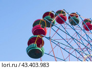Аттракцион кольцо обозрения на фоне голубого неба. Ferris wheel with space for text. Стоковое фото, фотограф Татьяна Д / Фотобанк Лори