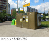 Уличный общественный туалет. Контейнеры для раздельного сбора мусора. Уральская улица. Москва (2023 год). Редакционное фото, фотограф lana1501 / Фотобанк Лори