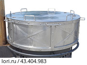 Новая походно-полевая кухня на белом фоне. Camping and field kitchen on a white background.. Стоковое фото, фотограф Татьяна Д / Фотобанк Лори
