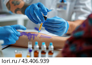 Allergy Test Being Administered to Patient in Doctors Office. Стоковое AI-изображение, AI-художник Юлия Гапеенко / Фотобанк Лори