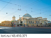 Витебский железнодорожный вокзал на рассвете. Санкт-Петербург (2024 год). Редакционное фото, фотограф Ольга Визави / Фотобанк Лори