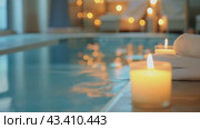 Relaxing spa with pool and candles. Стоковое AI-видео, аниматор Юрий Поздников / Фотобанк Лори