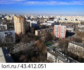 Вид на жилые дома в Лосиноостровском  районе по улице Изумрудная и Янтарному проезду ранней весной. Москва (2024 год). Редакционное фото, фотограф Александр Замараев / Фотобанк Лори