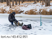 Fisherman catches a fish on winter fishing. Стоковое фото, фотограф Александр Прошкин / Фотобанк Лори