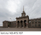 Речной вокзал, город Красноярск, Красноярский край, Россия. Вид на старое здание речного вокзала со стороны улицы Дубровинского. Красивое здание со шпилем. Архитектурная достопримечательность Красноярска. Редакционное фото, фотограф Андрей Степанов / Фотобанк Лори