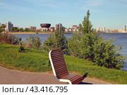 Лаунж-зона на берегу реки. Казань, Татарстан, Россия (2024 год). Стоковое фото, фотограф Вадим Хомяков / Фотобанк Лори