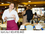 Happy woman waiter with good tip in restaurant. Стоковое фото, фотограф Яков Филимонов / Фотобанк Лори