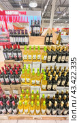 Moscow March 25 2024, white and Red wine on supermarket counter, Supermarket Wine Department. The display is organized in a way that makes it easy for customers to browse and choose their preferred wine. Редакционное фото, фотограф Скрипачев Антон / Фотобанк Лори