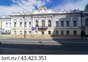 Старый особняк в центре Москвы - дом Ермолова. Улица Пречистенка, дом 20. Солнечный день в июне. (2024 год). Редакционное фото, фотограф Сергей Рыбин / Фотобанк Лори