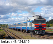 Дизель-поезд ДР1А-319 отправляется со станции Слоним, Гродненская область, Беларусь (2018 год). Редакционное фото, фотограф Алексей Иванов / Фотобанк Лори