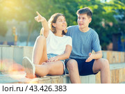 Girl prompts the boy, pointing with his hand at something. Стоковое фото, фотограф Яков Филимонов / Фотобанк Лори