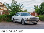 Старый автомобиль Toyota Crown Deluxe белого цвета. Редакционное фото, фотограф Константин Григорьев / Фотобанк Лори