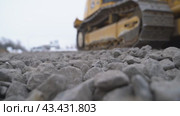 Стройка, дорожный экскаватор утрамбовывает дорогу  construction site, road excavator compacting the road. Стоковое видео, видеограф Опока Алексей / Фотобанк Лори