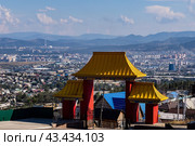 Вид на Улан-Уде через ворота дацана Рипоче-Багша (2021 год). Стоковое фото, фотограф Сергей Веселовский / Фотобанк Лори