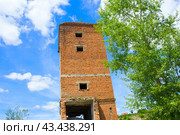 Старая башня из красного кирпича (2024 год). Стоковое фото, фотограф Роман Лукьянов / Фотобанк Лори