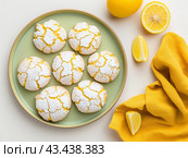 Lemon Crinkle Cookies on Green Plate. Стоковое AI-изображение, AI-художник Кирилл Черезов / Фотобанк Лори