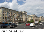 Дорожное движение на Ленинском проспекте возле дома № 18.  Москва (2023 год). Редакционное фото, фотограф Елена Орлова / Фотобанк Лори