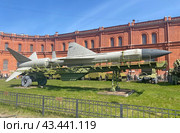 Двухступенчатая зенитная управляемая ракета В-400 (5В11) зенитно-ракетной системы «Даль». Военно-исторический музей артиллерии, инженерных войск и войск связи Министерства обороны Российской Федерации, Санкт-Петербург (2023 год). Редакционное фото, фотограф Мария Кылосова / Фотобанк Лори