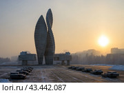 Мемориал Славы, город Братск, Иркутская область, Сибирь, Россия. Мемориальный комплекс в Братске, посвящённый участникам Великой Отечественной войны. Мемориал Славы был открыт в 1975 году, в день 30-летия Победы. Обелиск высотой 26 метров изготовлен из бетона и символизирует языки пламени. (2023 год). Редакционное фото, фотограф Андрей Степанов / Фотобанк Лори