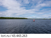 Красно-белый бакен на Онежском озере. Стоковое фото, фотограф Свитич Олег / Фотобанк Лори