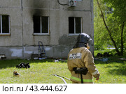 Сотрудник МЧС России пожарного расчета участвует в тушении и ликвидации пожара (2024 год). Редакционное фото, фотограф Людмила Ефимова / Фотобанк Лори