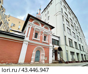 Храм святых бессребреников Космы и Дамиана в старых Панех. Старопанский переулок, дом 4, строение 2, Москва. Стоковое фото, фотограф Овчинникова Ирина / Фотобанк Лори