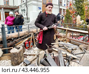 Мастер с ретро инструментами  в Камергерском переулке в Москве, 2024 год. Редакционное фото, фотограф Овчинникова Ирина / Фотобанк Лори