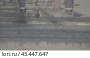 Builders working, bitumen coating, fire строители работаю, покрытие битумом, огонь. Стоковое видео, видеограф Опока Алексей / Фотобанк Лори