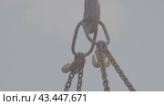 Construction hook, chains, construction, iron крюк строительный, цепи, стройка, железо. Стоковое видео, видеограф Опока Алексей / Фотобанк Лори